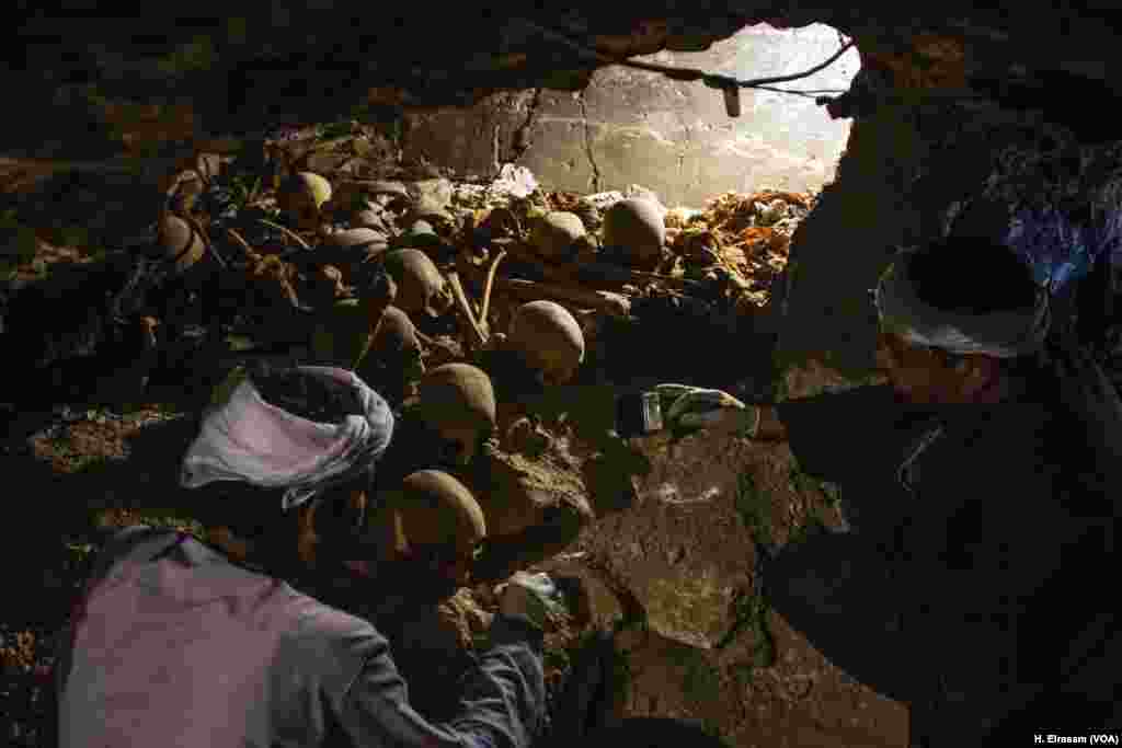 Dua pekerja arkeologi sedang menggali (KAMPP 390) di Luxor, Mesir, 9 September 2017.