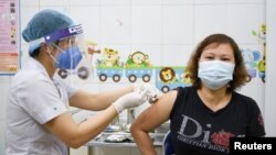 Người dân đến tiêm chủng vaccine AstraZeneca phòng COVID-19 tại một điểm tiêm chủng ở Hải Dương. 