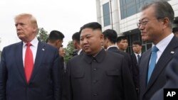 도널드 트럼프 미국 대통령과 문재인 한국 대통령, 김정은 북한 국무위원장이 지난 6월 30일 판문점에서 만났다.