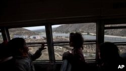 Anak-anak Amerika Latin yang masuk dalam rombongan kafilah migran di bus yang membawa mereka ke kelompok migran di kedua sisi perbatasan, di Tijuana, Meksiko, 29 April 2018.