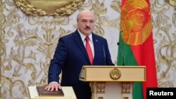 Alexander Lukashenko diambil sumpahnya sebagai Presiden Belarus, di Minsk, Belarus, 23 September 2020. (Andrei Stasevich/BelTA/Handout via REUTERS).