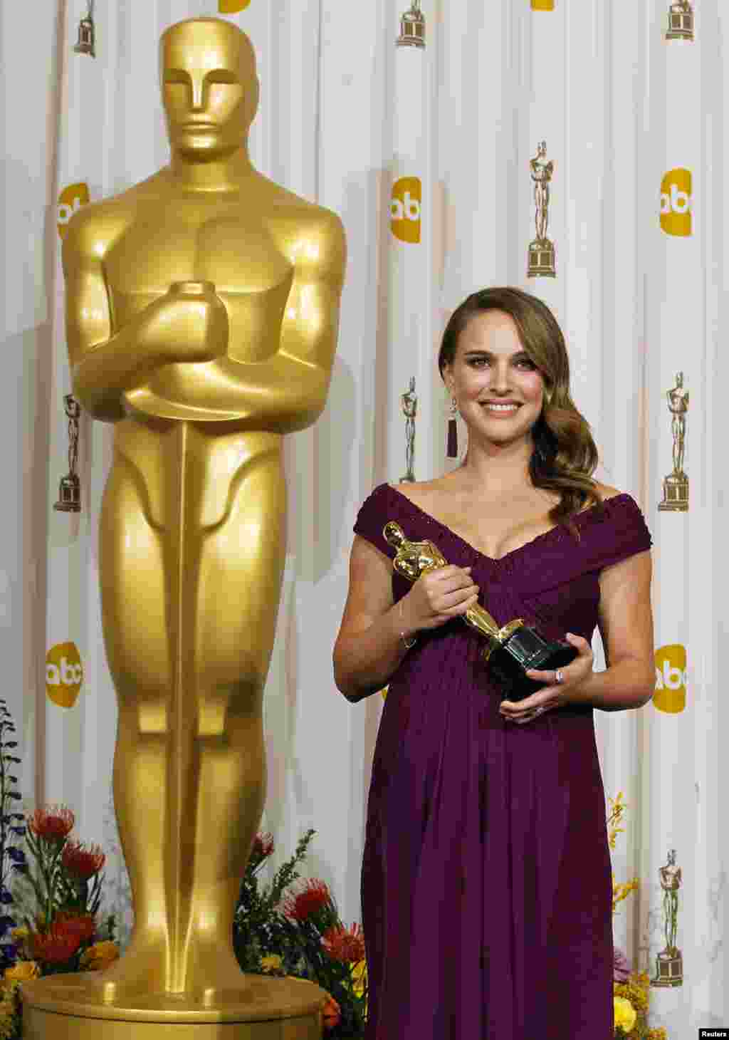 نتالی پورٹمین فلم بلیک سوان میں اداکاری پر بہترین اداکارہ کا آسکر ایوارڈ حاصل کرچکی ہیں۔
