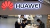 Pengunjung yang mengenakan masker melihat produk terbaru di toko Huawei di Beijing pada Rabu, 15 Juli 2020. (Foto: AP/Ng Han Guan)