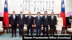 资料照片：台湾总统赖清德与共和党联邦参议员吉姆·班克斯会面。(2026年4月8日)
