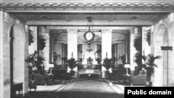 A view of the Roosevelt Hotel's main lobby as seen in a 1925 photo in Hotel Monthly magazine. (Public domain, courtesy of HathiTrust)