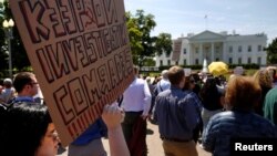 Manifestantes se congregan frente a la Casa Blanca para protestar el despido del director del FBI y exigir que continúe la investigación sobre Trump y Rusia.