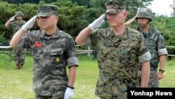 25일 한국 서해 최전방 연평도를 방문한 로런스 니콜슨 주일 미 해병대 사령관(오른쪽)이 이상훈 한국 해병대 사령관과 연평도 포격전 위령탑을 참배했다.