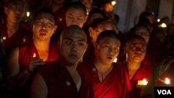 Para Bhiksu Budha di pengasingan, di Dharmsala, India berdoa untuk rekan mereka di provinsi Sichuan, Tiongkok yang tewas karena membakar dirinya (foto: dok).