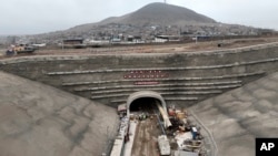 中国公司在秘鲁钱凯(Chancay)建造的钱凯多功能港口码头正在施工。（资料照片：2023年8月22日）