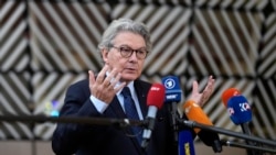 FILE - Komisaris untuk Pasar Internal Uni Eropa, Thierry Breton berbicara dengan media di gedung Dewan Eropa di Brussels, 14 November 2023. (Virginia Mayo/AP)