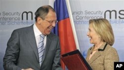 Sakatariyar harkokin wajen Amurka Hillary Clinton da takwarn aikinta na Rasha,Sergei Lavrov,a bikin tabbatar da yarjejeniyar.