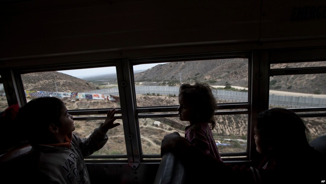 Anak-anak Amerika Latin yang masuk dalam rombongan kafilah migran di bus yang membawa mereka ke kelompok migran di kedua sisi perbatasan, di Tijuana, Meksiko, 29 April 2018.