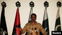 Mayor Jenderal Asif Ghafoor, Juru Bicara Angkatan Darat Pakistan berbicara di sebuah konferensi pers di Rawalpindi, Pakistan, 17 April 2017. 