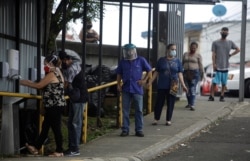 Muchos costarricenses ya están haciendo uso de la mascarilla y de las caretas como una medida de protección para evitar contagios de coronavirus en espacios públicos.