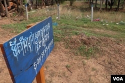 A sign marks the grave of Khmer Rouge defense minister Son Sen in Anlong Veng district. (Sun Narin/VOA Khmer)