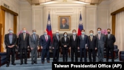 在台灣總統府發布的這張照片中，台灣總統蔡英文(中)與美國前參議員多德(中左)、前副國務卿阿米蒂奇和斯坦伯格合影留念（2021年4月15日）