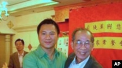 王丹与香港支联会主席司徒华(档案照)