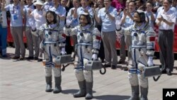 Китайские космонавты перед стартом. 11 июня 2013г.