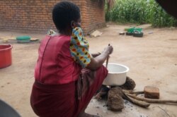 Woman preparing meals in Dowa distrcit in central Malawi. Statiststics show that 70,000 women in Malawi have illegal abortions each year and 17 percent of them die from the procedure. (Lameck Masina/VOA)