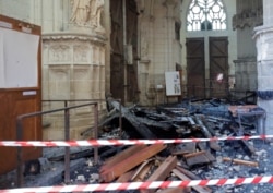 Imagen de los daños causados por las llamas en el interior de la catedral de Nantes, Francia, el 18 de julio de 2020.