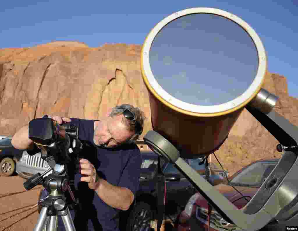 Fotografer kedirgantaraan, William Hartenstein, menyiapkan kamera untuk memotret gerhana cincin api di sebuah taman suku Indian di Monument Valley, Utah, (20/5).