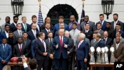 川普总统与访问白宫的超级碗获得者新英格兰爱国者队在白宫合影。（2017年4月19日）