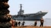 Kapal induk pertama angkatan laut India INS Vikrant ditarik lebih dekat ke pantai di galangan kapal Darukhana di Mumbai, India. (Foto: AP)