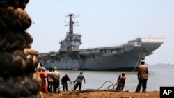 Kapal induk pertama angkatan laut India INS Vikrant ditarik lebih dekat ke pantai di galangan kapal Darukhana di Mumbai, India. (Foto: AP)