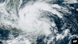 Fotografía satelital de la tormenta Sara a su paso sobre Centroamérica y el Caribe, tomada por la tarde del 14 de noviembre de 2024 y divulgada por la Oficina Nacional de Administración Oceánica y Atmosférica de Estados Unidos. (AP/CIRA y NOAA)