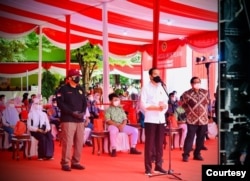 Presiden Jokowi saat berdialog pada peninjauan vaksinasi COVID-19 untuk pelajar, di SMPN 3 Mejayan, Kabupaten Madiun, Kamis (19/08/2021), didampingi Sekretaris Kabinet Pramono Anung dan Kepala BIN Budi Gunawan. (Foto: BPMI Sekretariat Presiden/Laily Rache
