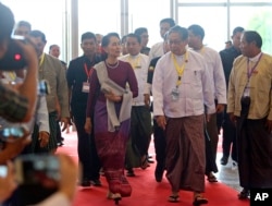 Myanmar's State Counselor Aung San Suu Kyi, center, arrives at the Myanmar International Convention Centre in Naypyitaw, Myanmar, Sept 19, 2017.