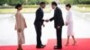 2023年5月19日，日本广岛举行的七国集团峰会开幕前，英国首相里希·苏纳克（左二）和他的妻子阿克沙塔·穆尔蒂（左一）在广岛和平纪念公园受到日本首相岸田文雄（右二）和妻子岸田裕子（右一）的欢迎。
