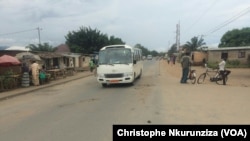 La vie reprend petit à petit sur l’artère principale qui divise les quartiers Cibitoke et Mutakura de la zone de Cibitoke, à Bujumbura, Burundi, 26 avril 2016 (VOA/Christophe Nkurunziza)