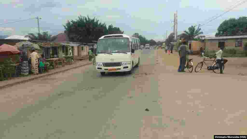 La vie reprend petit à petit sur l&rsquo;artère principale qui divise les quartiers Cibitoke et Mutakura de la zone de Cibitoke, à Bujumbura, Burundi, 26 avril 2016.&nbsp;
