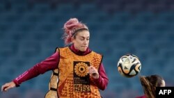 La mediocampista española Alexia Putellas controla el balón durante un entrenamiento en el Estadio Australia en Sydney, el 19 de agosto de 2023, en la víspera de la final de la copa mundial de fútbol femenino contra Inglaterra. (Foto de FRANCK FIFE / AFP)