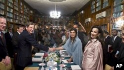 US special representative for Pakistan and Afghanistan Mark Grossman, second left, shakes hand with Pakistani Foreign Minister Hina Rabbani Khar, second right, prior to their meeting in Islamabad, Pakistan, April 26, 2012.