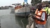 Des bateaux en provenance de Goma immobilisés dans le port de Bukavu pour un contrôle par le personnel médical de la mairie, Sud-Kivu, RDC, le 31 juillet 2019.