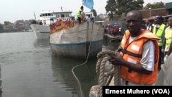 Des bateaux en provenance de Goma immobilisés dans le port de Bukavu pour un contrôle par le personnel médical de la mairie, Sud-Kivu, RDC, le 31 juillet 2019.