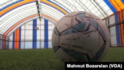 Ballon de football. (Photo: Mahmut Bozarslan/VOA)