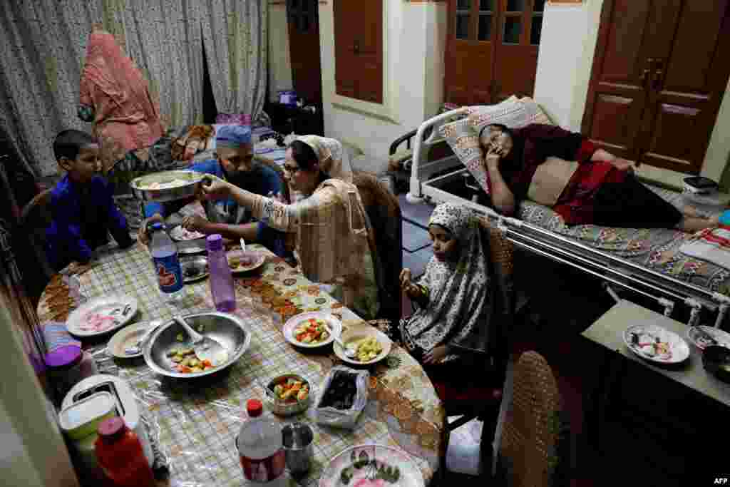 بھارت کے دارالحکومت نئی دہلی میں بہت سے ایسے گنجان آباد علاقے ہیں۔ جہاں مسلم اکثریتی علاقوں میں قائم چھوٹے چھوٹے گھروں میں متعدد افراد رہائش پذیر ہیں۔ جب کہ عید ہو یا رمضان، سب مل کر تہوار مناتے ہیں۔