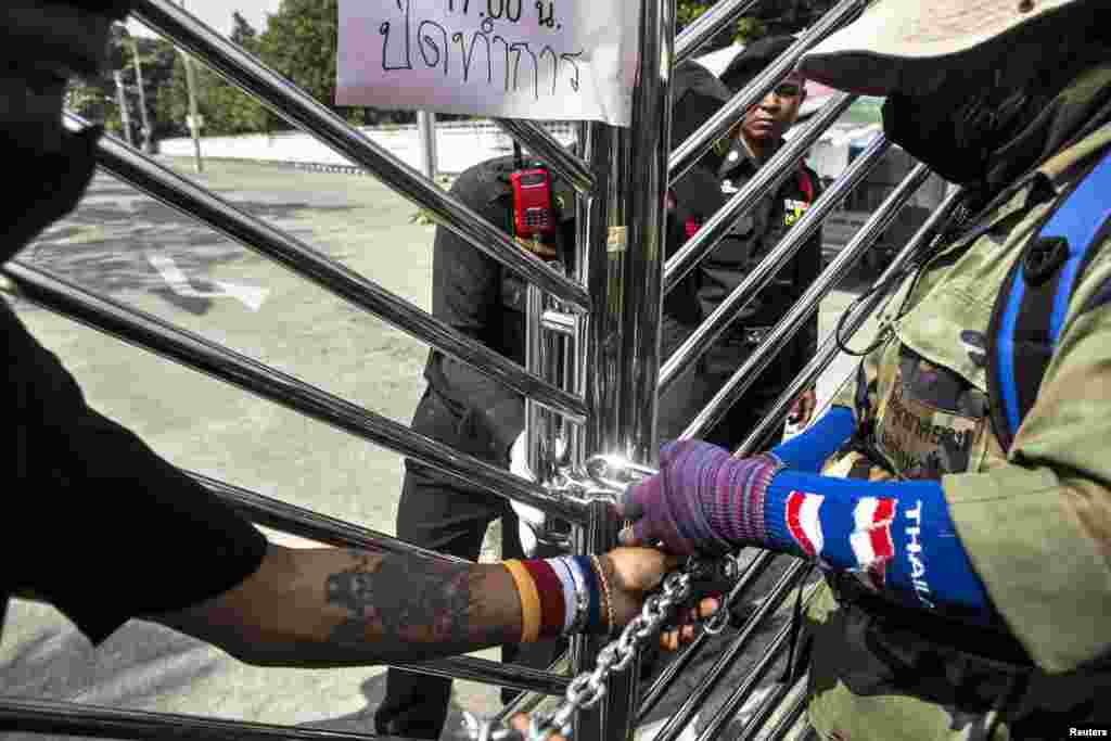 Anti-government protesters chain the gate of an office for the Land Transportation Department in Nonthaburi province, on the outskirts of Bangkok, Jan. 29, 2014.&nbsp;