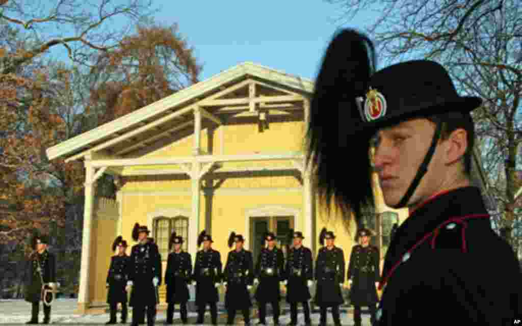 挪威王宫卫兵每天下午1点半都要举行换岗仪式。