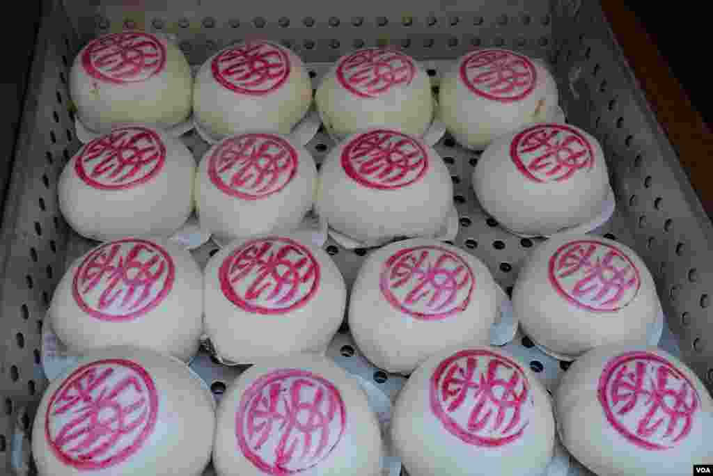 長洲太平清醮期間售賣的平安包每個約一美元。（美國之音湯惠芸攝）