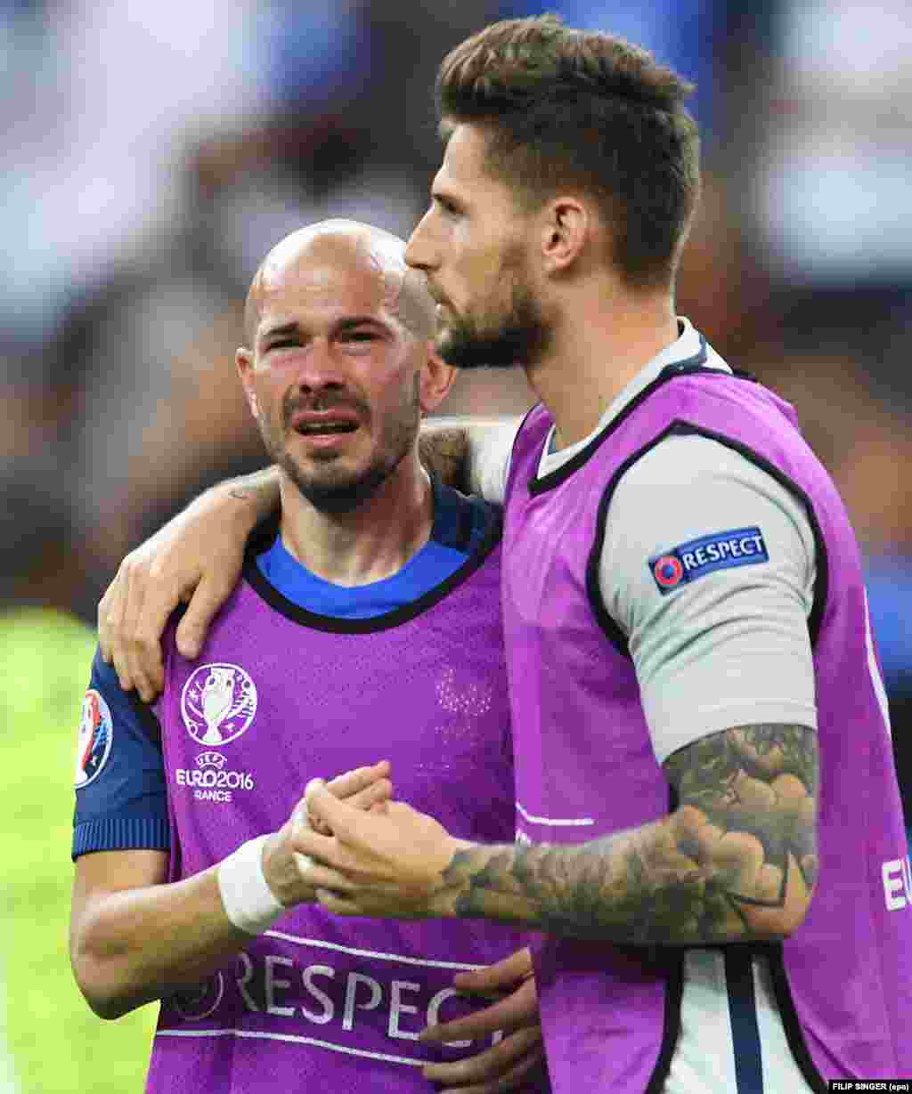 O guarda-redes francês Benoit Costil e o seu colega Christophe Jallet depois da derrota frente a Portugal. UEFA EURO 2016