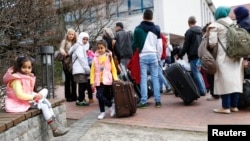 Para keluarga migran Suriah tiba di kamp migran di Friedland, Jerman (foto: dok).
