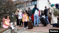 Des réfugiés syriens arrivent au centre des réfugiés et migrants à Friedland, en Allemagne, le 4 avril 2016.