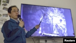일본 도쿄 전력 직원이 15일 후쿠시마 제 1원전 3호기의 핵연료 반출 작업을 설명하고 있다.
