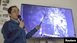 일본 도쿄 전력 직원이 지난 4월 후쿠시마 제 1원전 3호기의 핵연료 반출 작업을 설명하고 있다. (자료사진)