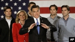 ທ່ານ Mitt Romney ອະດີດຜູ້ວ່າການລັດ Massachusetts ຜູ້ສະມັກສັງກັດ
ພັກ Republican ພ້ອມດ້ວຍຄອບຄົວ ກ່າວປາໄສຕໍ່ພວກສະໜັບສະໜຸນທ່ານ
ໃນນະຄອນ Des Moines ລັດ Iowa.
ວັນທີ 4 ມັງກອນ 2012.
