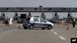 Srpska policija na kontrolnom punktu blizu graničnog prelaza Batrovci na granici Srbije i Hrvatske